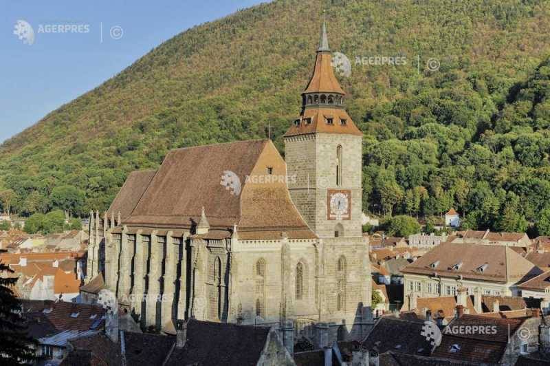 Brasov atrage 5 milioane de euro pentru renovarea curtii Bisericii Negre