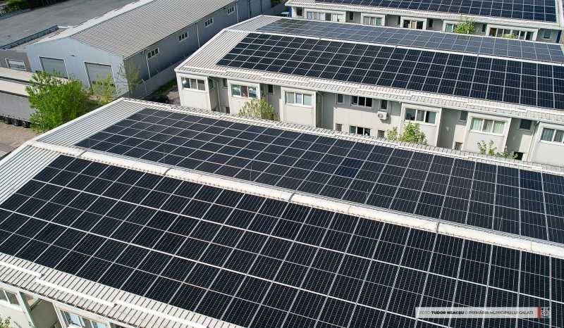 Galați amenajează primul parc fotovoltaic al primăriei direct pe blocuri