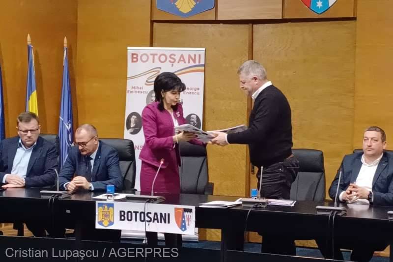 Botoșani semnează contractul pentru 26 de microbuze electrice școlare
