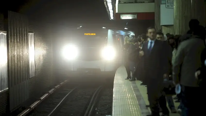 Metrorex monteaza usi de peron pe M4: bariere de sticla care se deschid doar cand opreste trenul