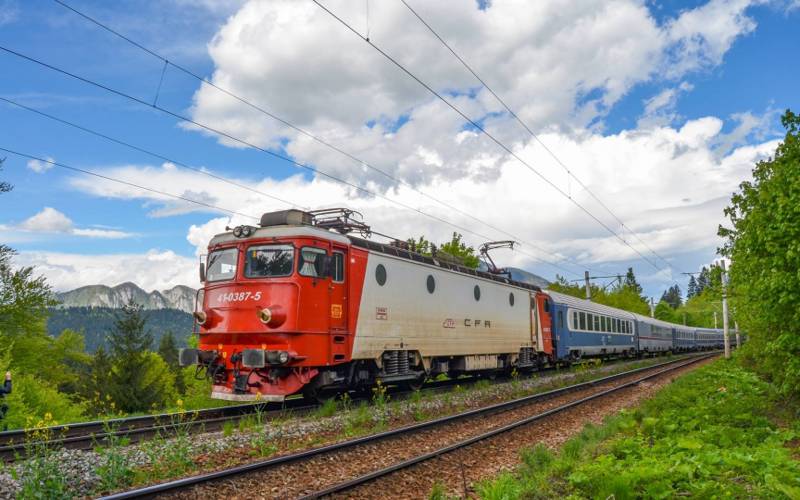 CFR Călători trece abonamentele săptămânale și lunare exclusiv pe format digital