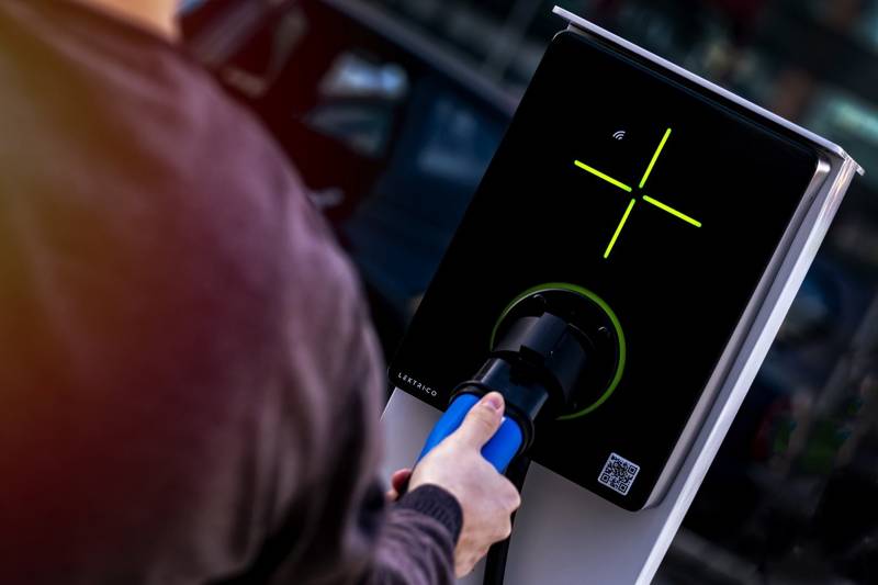 Peste 45.200 de mașini electrice circulă în România, iar creșterea pieței încetinește