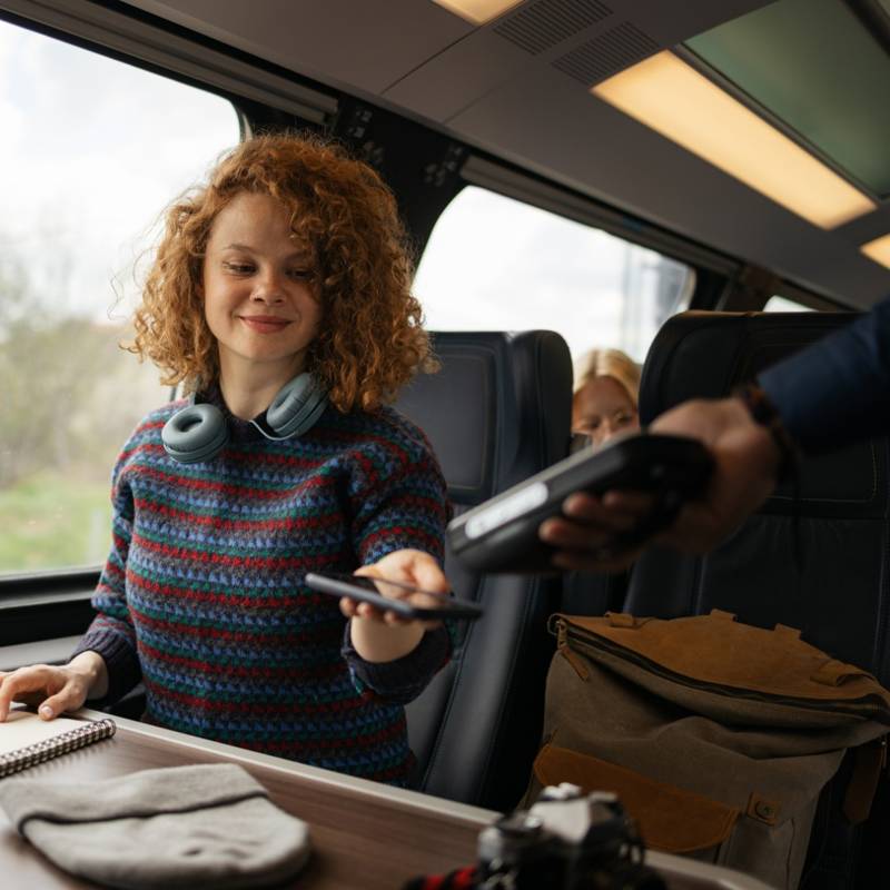 Regio Călători aduce plata cu cardul direct în tren, pe toate cele 20 de rute