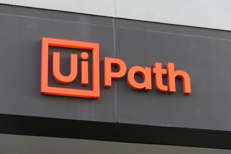 UiPath aduce roboții software în administrație: cel puțin 18 instituții publice, automatizate prin PNRR