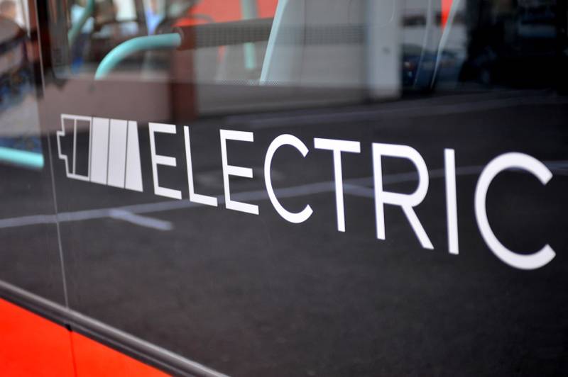 Reșița scoate la licitație opt microbuze electrice și patru stații de încărcare