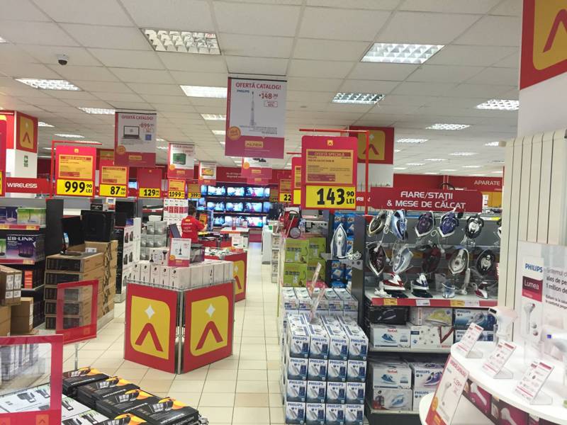 Altex își pune panouri pe magazine și devine producător de energie