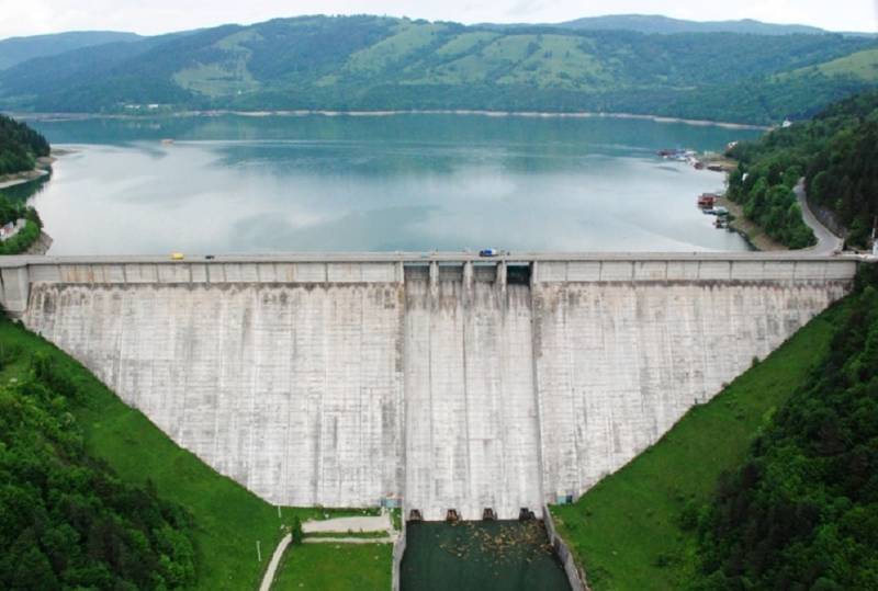 Hidroelectrica lansează primul sistem flotant de panouri fotovoltaice, pe râul Olt