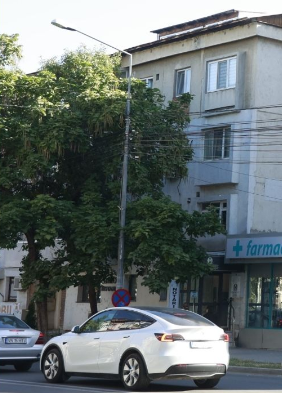 Focșani demolează stâlpii vechi de iluminat și pune presiune pe cablurile aeriene