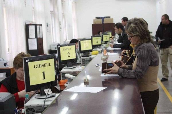 ANAF testează terminale digitale și asistenți virtuali la ghișee, cu interfețe ca la aeroport. Proiect pilot în București