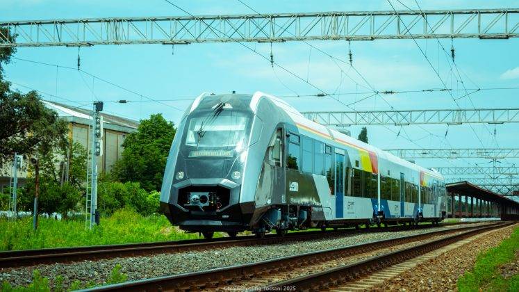 Leon, primul automotor diesel fabricat în România după 80 de ani, intră în circulație spre litoral