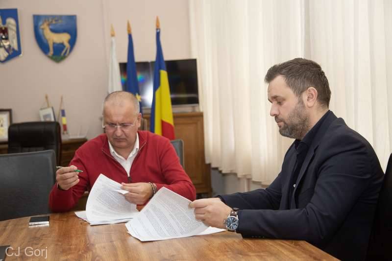 Gorj cumpără 27 de microbuze electrice pentru transportul elevilor