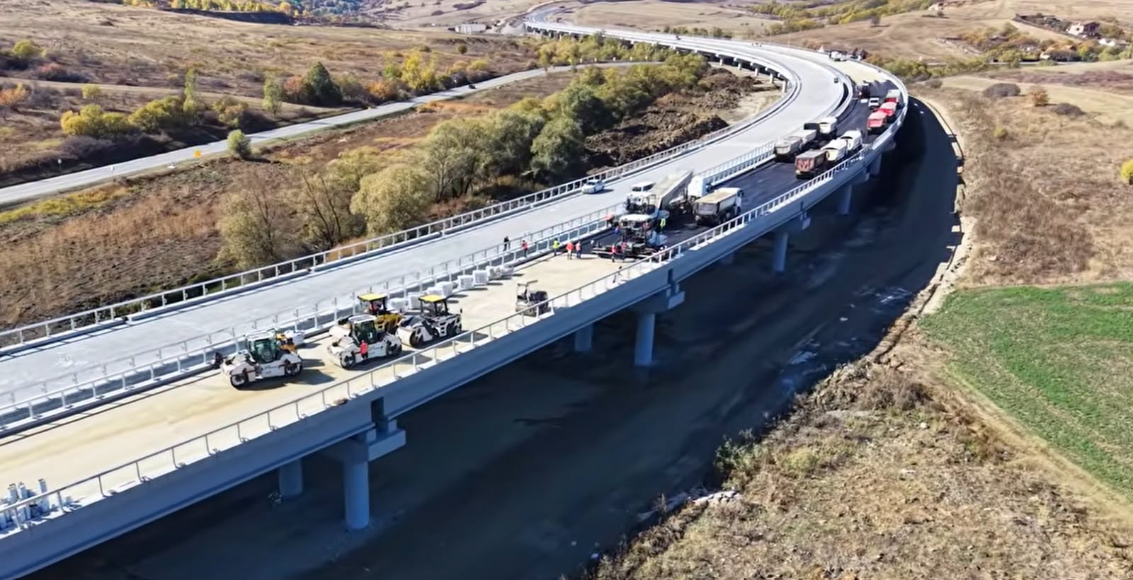 A3 Nădășelu - Zimbor: asfaltul a ajuns pe viaductul de la Mihăiești, deschiderea rămâne țintită pentru finalul lui 2026