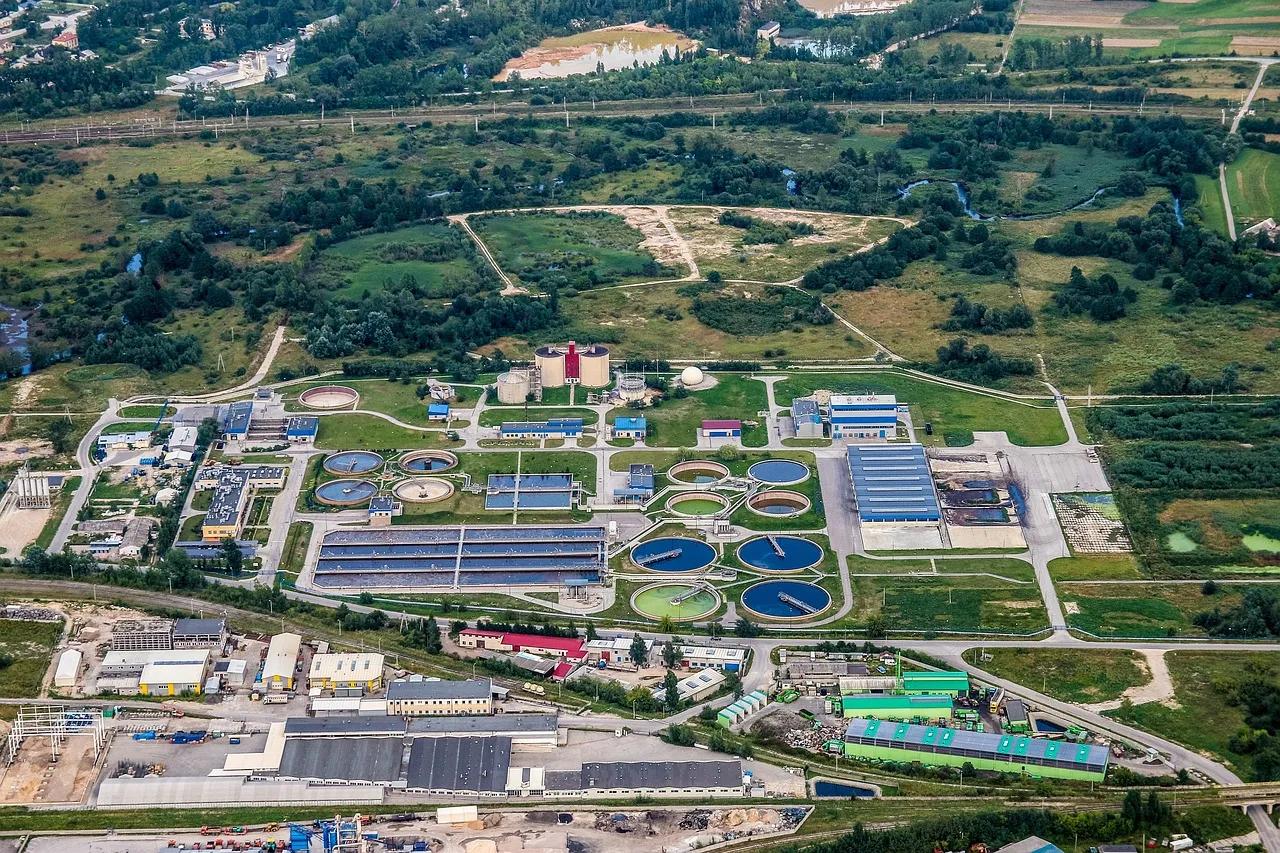 Ilustrație: stațiile de tratare și de pompare a apei sunt printre infrastructurile urbane pe care un atac cibernetic le poate opri. Foto: Pixabay / jarmoluk